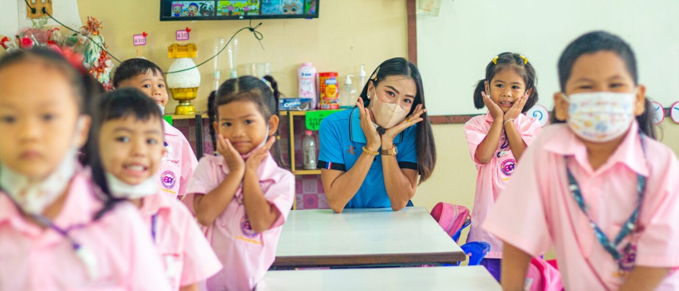 ภาพครูและนักเรียนในโรงเรียนอนุสรณ์ศุภมาศ