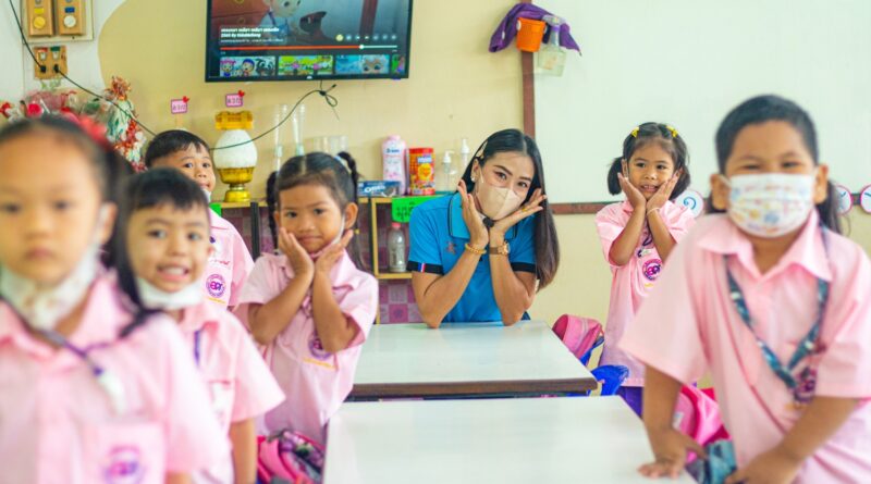 ภาพครูและนักเรียนในโรงเรียนอนุสรณ์ศุภมาศ